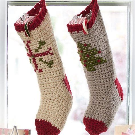 Идеи подарков к праздникам - вязаные спицами носки для всех ваших близких